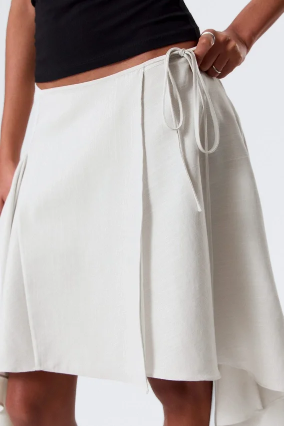 Falda midi cruzada asimétrica de talle medio – Beige claro Falda midi cruzada asimétrica de talle medio – Beige claro