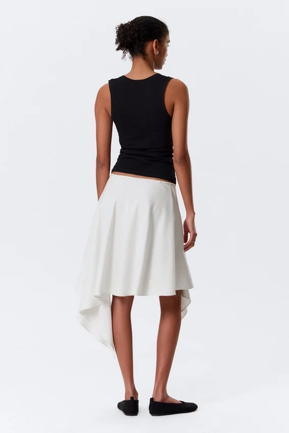 Falda midi cruzada asimétrica de talle medio – Beige claro Falda midi cruzada asimétrica de talle medio – Beige claro