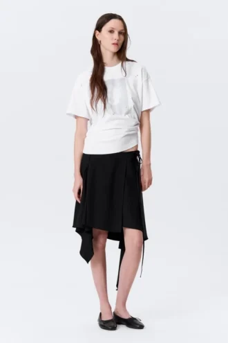 Falda midi cruzada asimétrica de talle medio – Negro