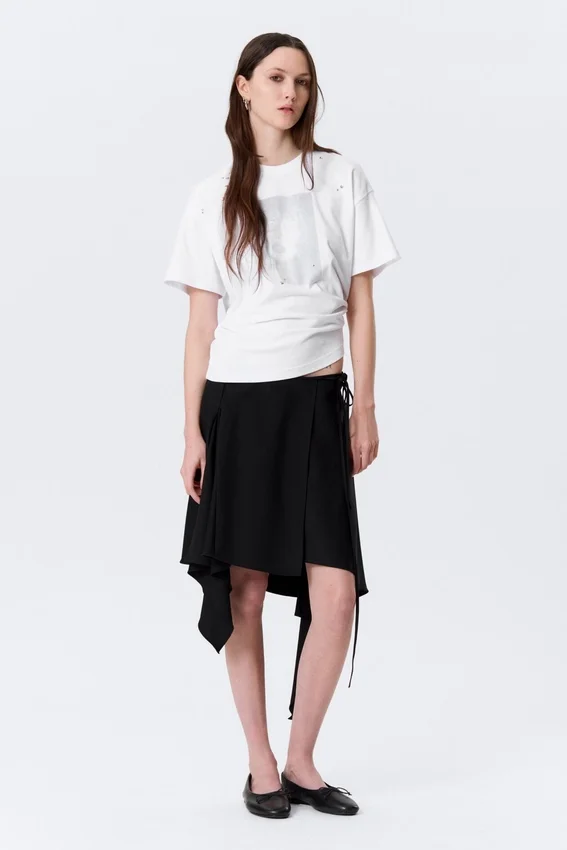 Falda midi cruzada asimétrica de talle medio – Negro Falda midi cruzada asimétrica de talle medio – Negro