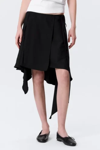 Falda midi cruzada asimétrica de talle medio – Negro