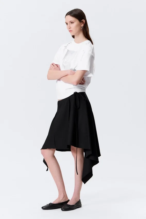 Falda midi cruzada asimétrica de talle medio – Negro Falda midi cruzada asimétrica de talle medio – Negro
