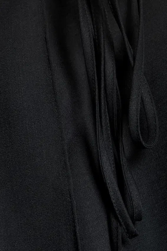 Falda midi cruzada asimétrica de talle medio – Negro Falda midi cruzada asimétrica de talle medio – Negro