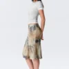 Falda midi de corte sirena de talle bajo – Beige – Estampado de piel de serpiente Falda midi de corte sirena de talle bajo – Beige – Estampado de piel de serpiente