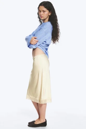 Falda midi de encaje satinado – Beige claro empolvado