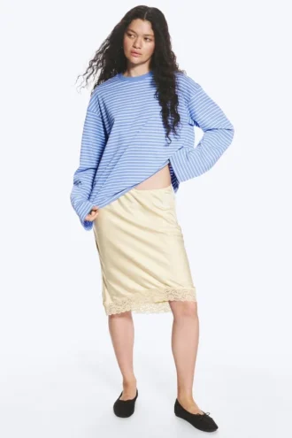 Falda midi de encaje satinado – Beige claro empolvado