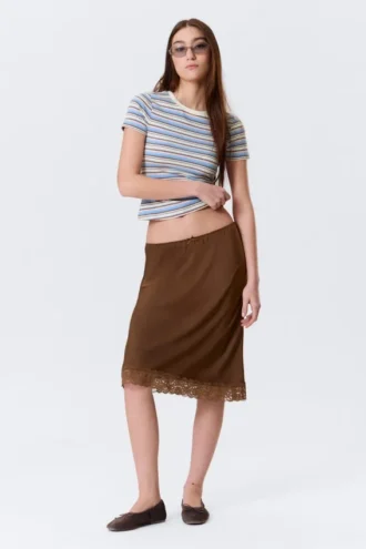 Falda midi de encaje satinado – Marrón oscuro