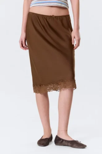 Falda midi de encaje satinado – Marrón oscuro