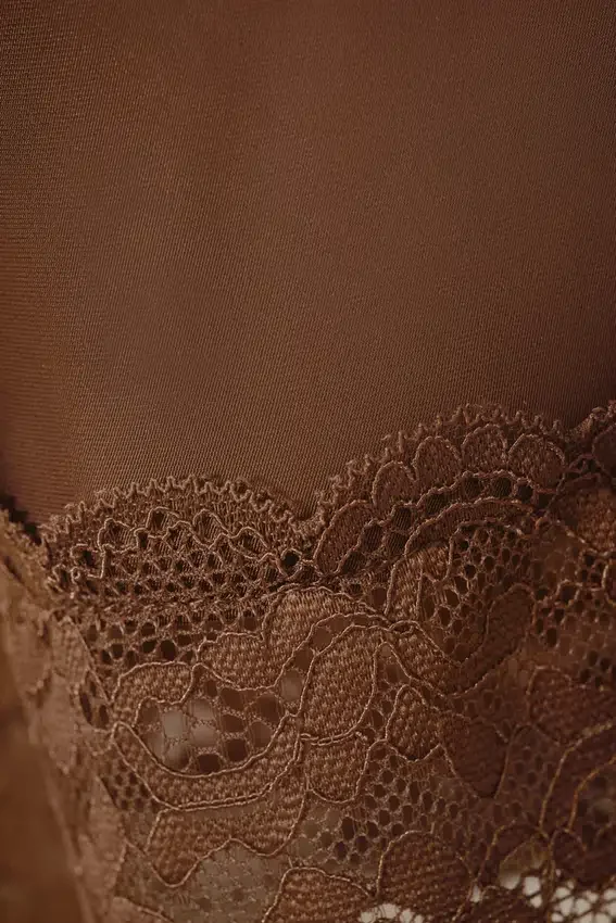 Falda midi de encaje satinado – Marrón oscuro Falda midi de encaje satinado – Marrón oscuro