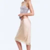 Falda midi de encaje satinado – Rosa empolvado Falda midi de encaje satinado – Rosa empolvado
