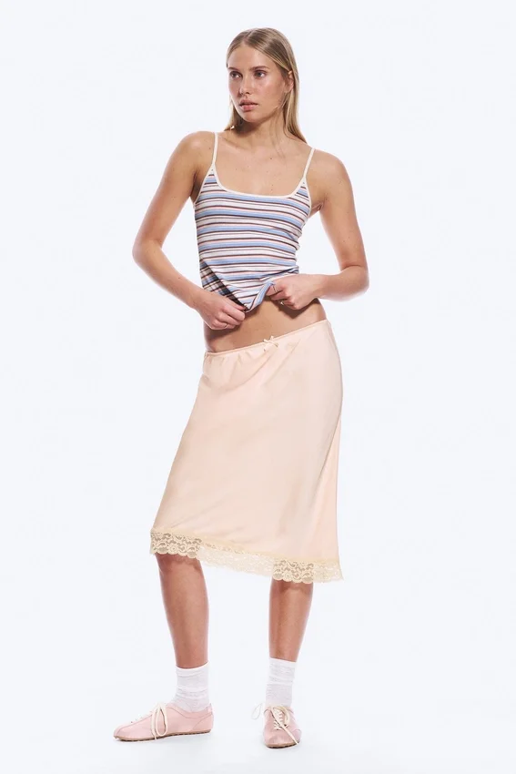 Falda midi de encaje satinado – Rosa empolvado Falda midi de encaje satinado – Rosa empolvado