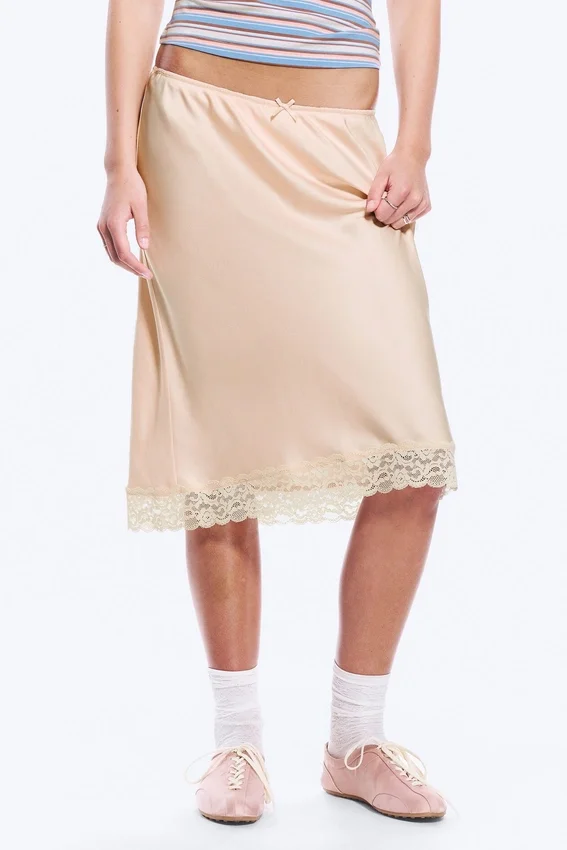 Falda midi de encaje satinado – Rosa empolvado Falda midi de encaje satinado – Rosa empolvado