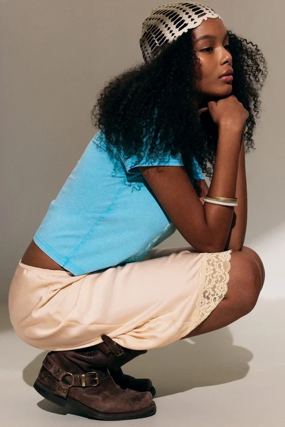 Falda midi de encaje satinado – Rosa empolvado Falda midi de encaje satinado – Rosa empolvado