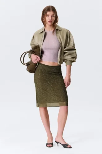 Falda midi de malla con pedrería de Yulia B – Verde caqui – Pedrería