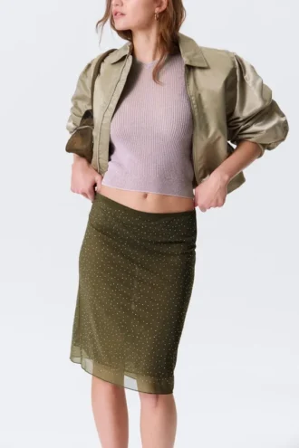 Falda midi de malla con pedrería de Yulia B – Verde caqui – Pedrería