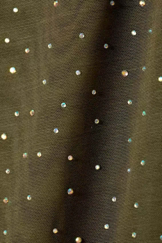 Falda midi de malla con pedrería de Yulia B – Verde caqui – Pedrería Falda midi de malla con pedrería de Yulia B – Verde caqui – Pedrería