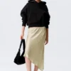 Falda midi de satén de talle bajo – Beige claro apagado