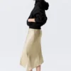 Falda midi de satén de talle bajo – Beige claro apagado