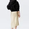 Falda midi de satén de talle bajo – Beige claro apagado