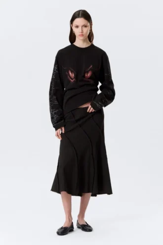 Falda midi de talle medio con costuras curvas – Negro