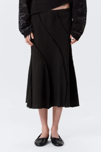 Falda midi de talle medio con costuras curvas – Negro