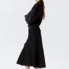 Falda midi de talle medio con costuras curvas – Negro