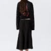 Falda midi de talle medio con costuras curvas – Negro