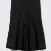 Falda midi de talle medio con costuras curvas – Negro