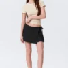 Falda mini cruzada plisada de talle bajo – Negro