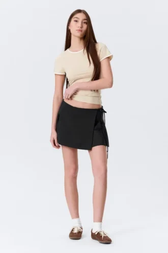Falda mini cruzada plisada de talle bajo – Negro