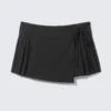 Falda mini cruzada plisada de talle bajo – Negro