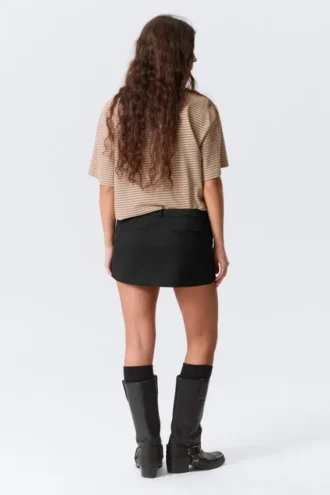 Falda mini de traje de talle bajo y corte ajustado – Negro