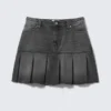 Falda plisada de sarga de talle bajo Liz – Negro embrujado – Negro lavado