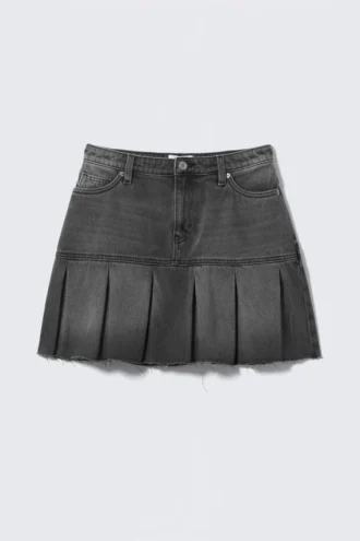 Falda plisada de sarga de talle bajo Liz – Negro embrujado – Negro lavado