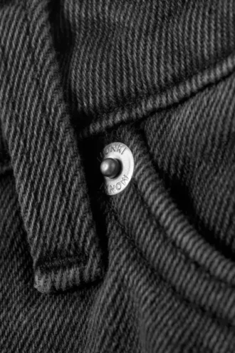 Falda plisada de sarga de talle bajo Liz – Negro embrujado – Negro lavado