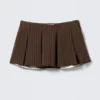 Falda plisada de traje – Rayas marrón oscuro Falda plisada de traje – Rayas marrón oscuro
