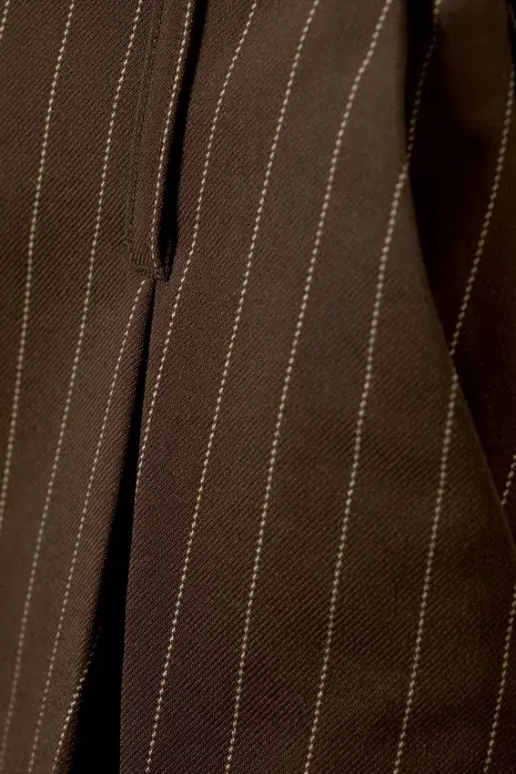 Falda plisada de traje – Rayas marrón oscuro Falda plisada de traje – Rayas marrón oscuro