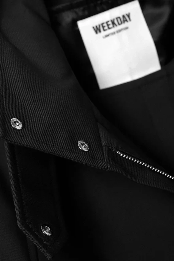 Gabardina técnica con capas – Negro Gabardina técnica con capas – Negro