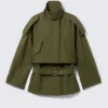 Gabardina técnica con capas – Verde caqui Gabardina técnica con capas – Verde caqui