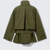 Gabardina técnica con capas – Verde caqui Gabardina técnica con capas – Verde caqui