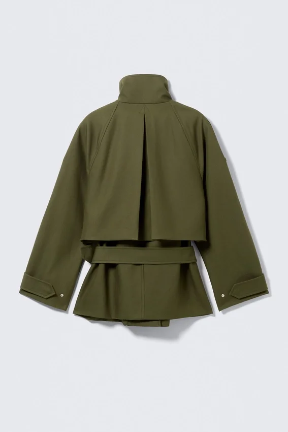 Gabardina técnica con capas – Verde caqui Gabardina técnica con capas – Verde caqui