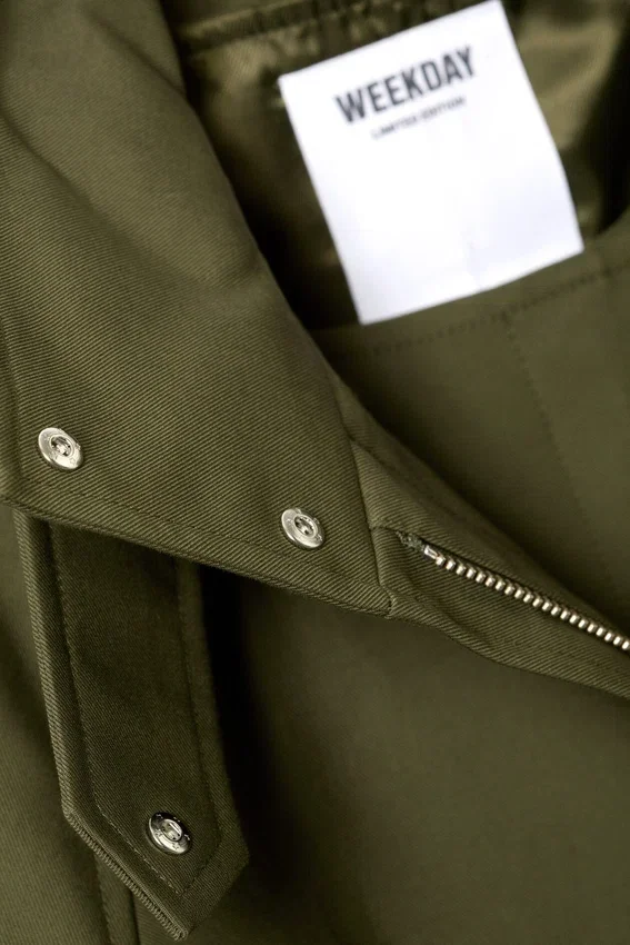 Gabardina técnica con capas – Verde caqui Gabardina técnica con capas – Verde caqui