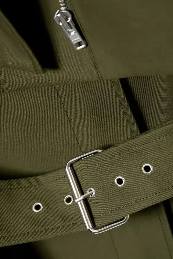 Gabardina técnica con capas – Verde caqui Gabardina técnica con capas – Verde caqui