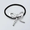 Goma para el pelo con lazo de metal – Plata
