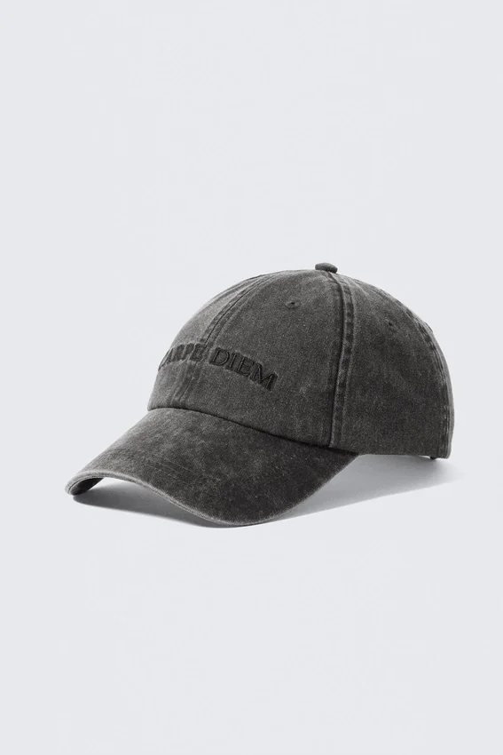 Gorra de béisbol bordada – Negro lavado – Carpe Diem Gorra de béisbol bordada – Negro lavado – Carpe Diem