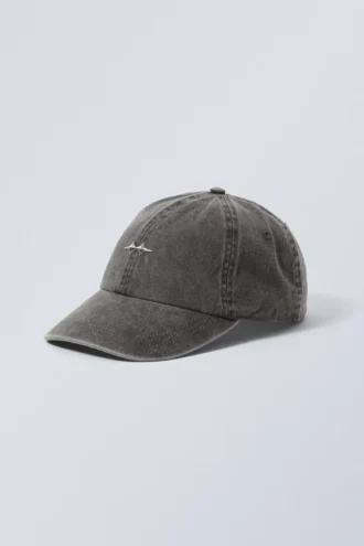 Gorra de béisbol con detalle metálico – Gris oscuro lavado