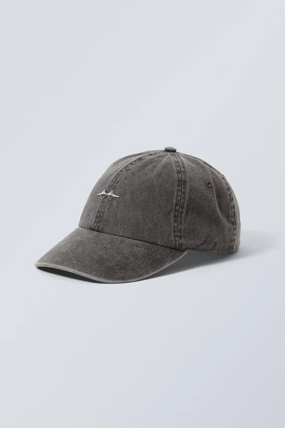 Gorra de béisbol con detalle metálico – Gris oscuro lavado Gorra de béisbol con detalle metálico – Gris oscuro lavado