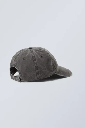 Gorra de béisbol con detalle metálico – Gris oscuro lavado