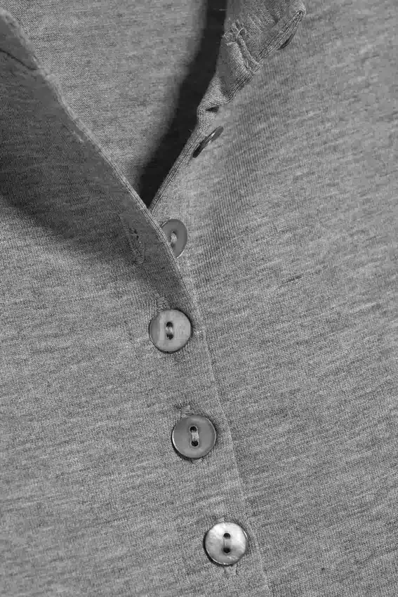 Jersey abotonado con botones de perla – Gris polvoriento jaspeado Jersey abotonado con botones de perla – Gris polvoriento jaspeado
