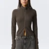 Jersey ajustado de manga larga con cuello alto y cremallera – Gris oscuro lavado Jersey ajustado de manga larga con cuello alto y cremallera – Gris oscuro lavado